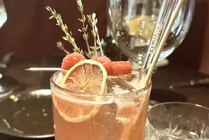 Isst man die Cocktaildekoration mit? - Cocktail Etikette: Alles, was du über das Obst auf Cocktails wissen musst!
